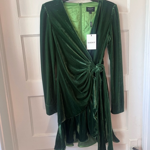New! Gorgeous Bardot Velvet Long Sleeve Dress ($139 retail) size 4 NWT - Picture 3 of 10
